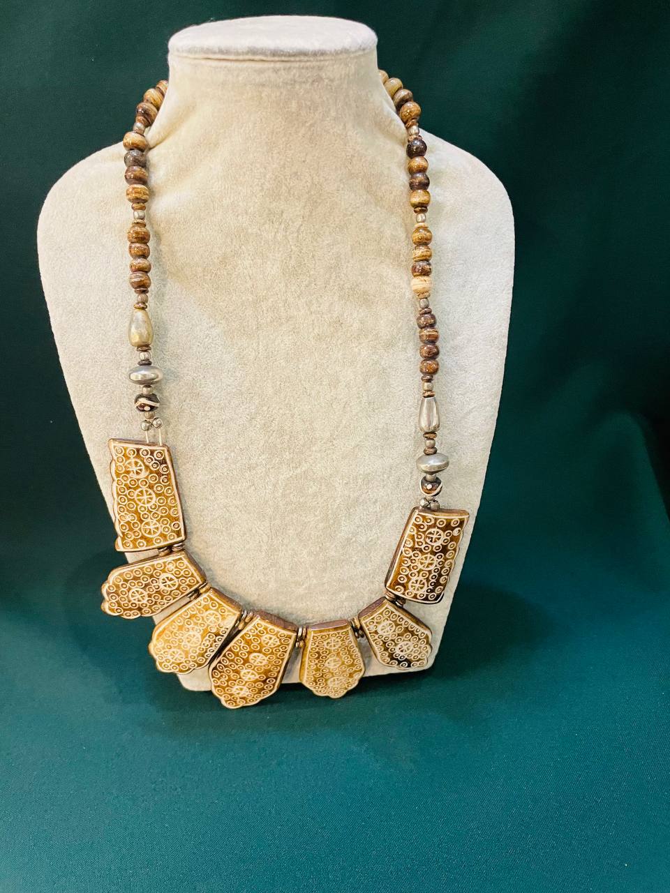 Колье коричневое, кость, 70 см