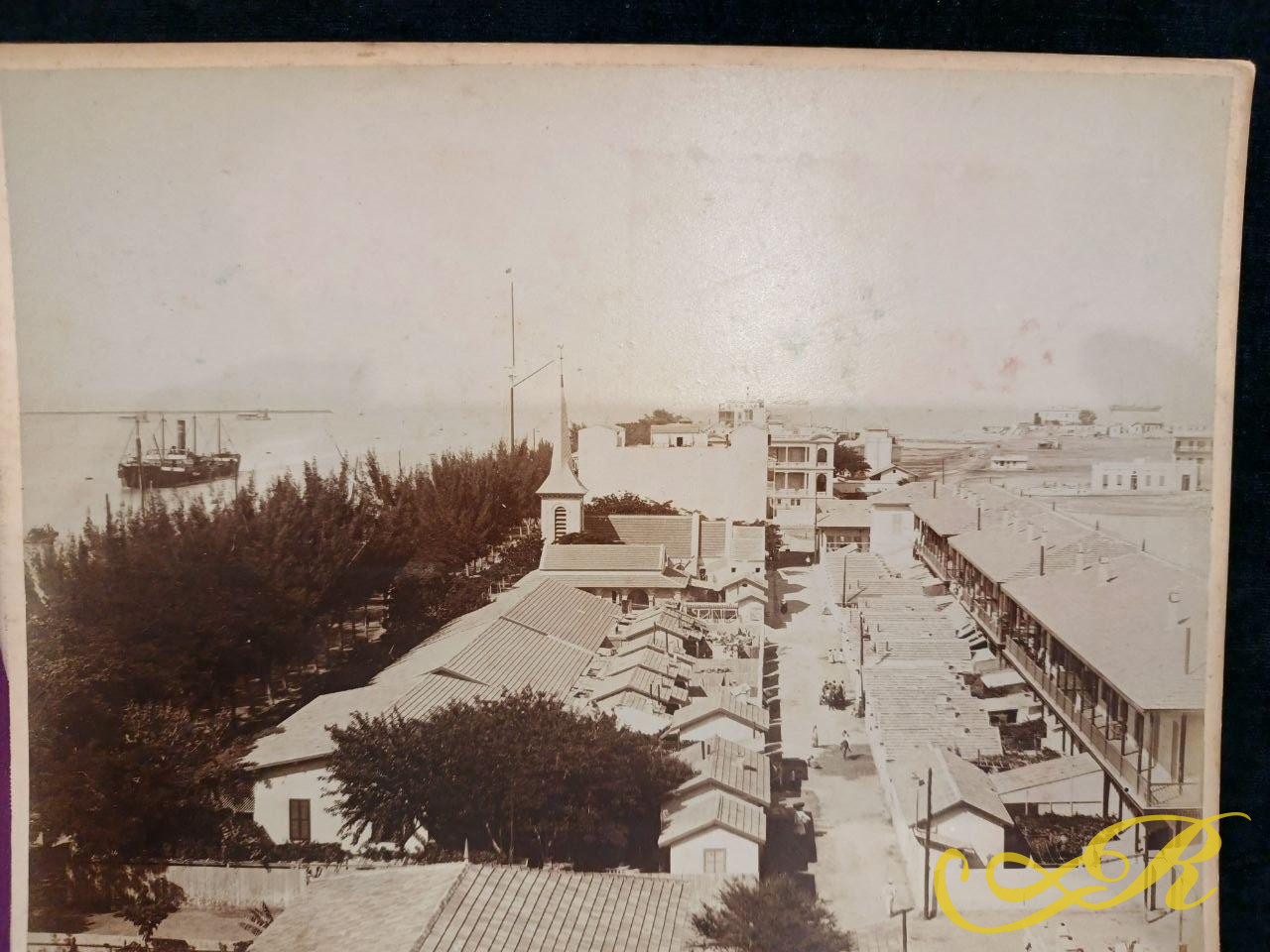  старинная альбуминовая фотография (примерно 1880 года), запечатлевшая вид на Порт-Тауфик (вход в Суэцкий канал) в Египте. Ш-32, В-22,5 см. Зангаки