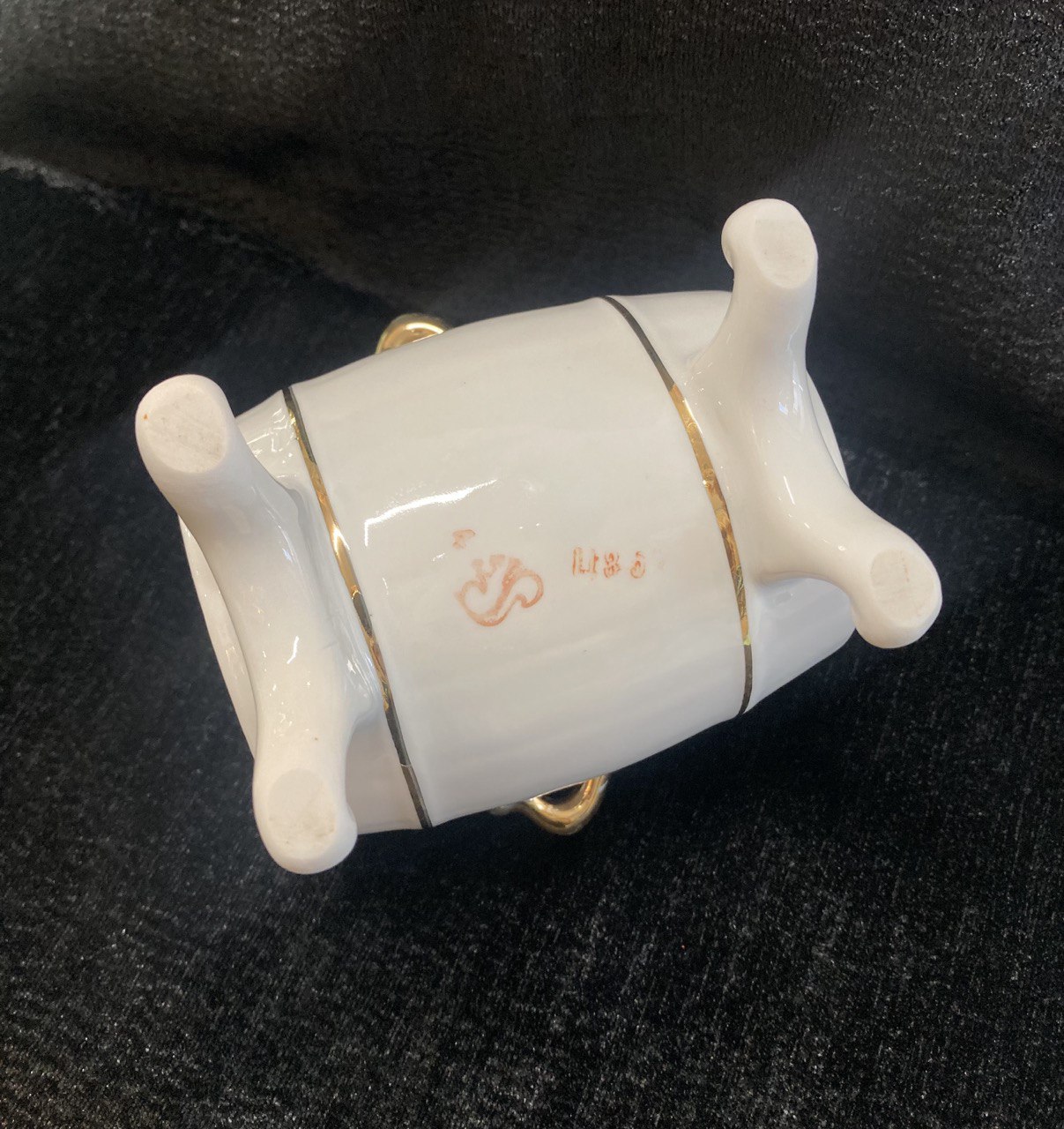 Фарфоровая бочка для напитков.