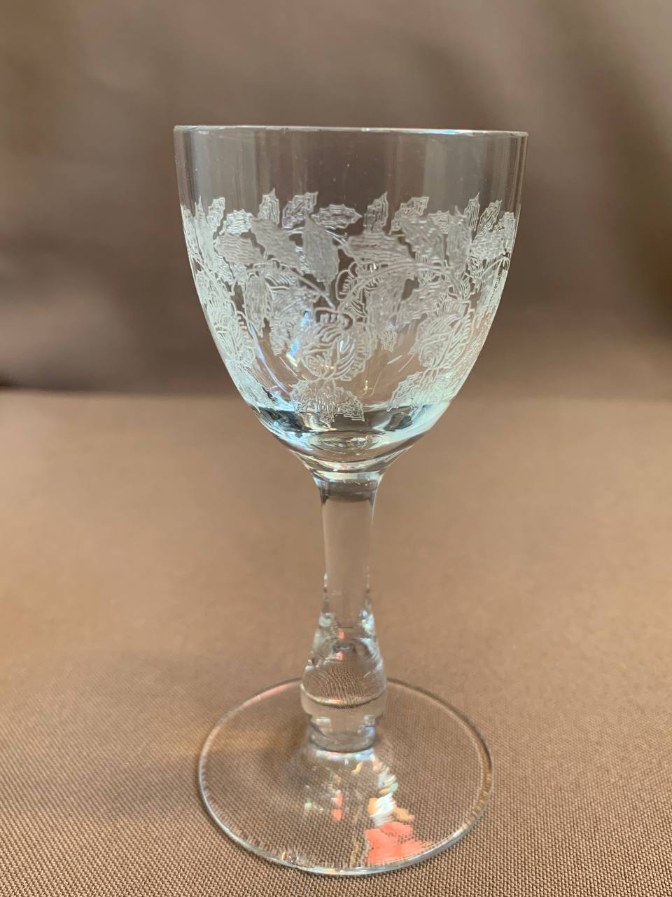 107. МУЗЕЙ Рюмка на ножке, СССР , пер. пол.  ХХ века, стекло, выдувание. Декорировано пантографией в виде растительного рисунка  , высота 98 мм, объем 30мл