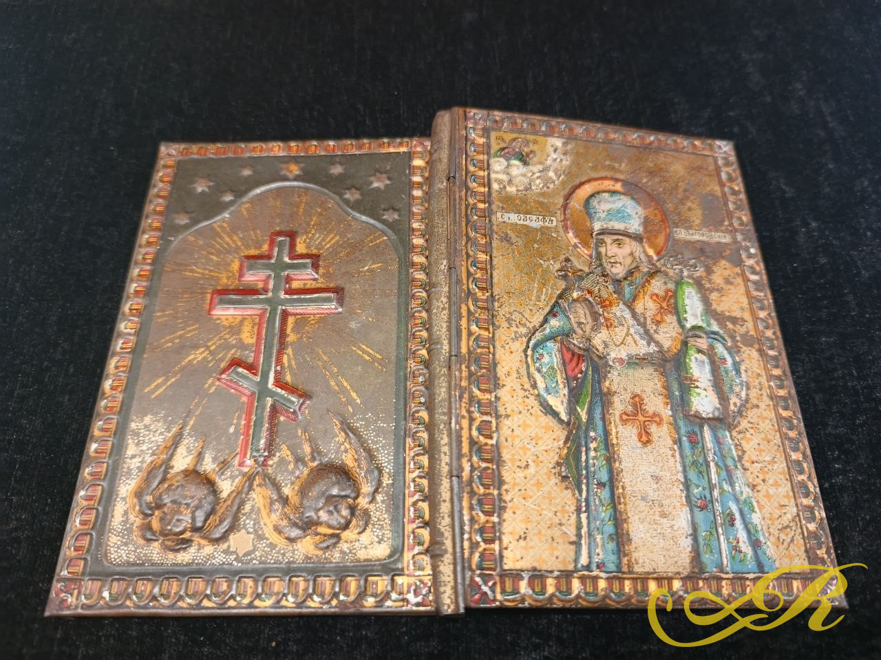 Обложка от старинной православной поминальной книжки (или записной книжки для поминовения) в жесткой прокатной, металлической обложке Жако с хромолитографическим тиснением и изображением святителя, ориентировочно конца XIX — начала XX века (периода Р
