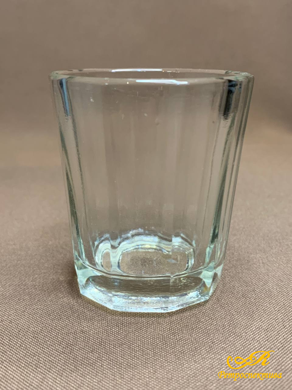 101. Рюмка СССР 1950-60 года. Стекло прессованное. Высота 6.2 см, объём 60 мл.