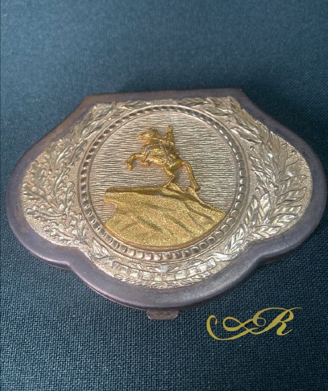 Пудреница винтажная с зеркалом.  Ленинград СССР. Мельхиор.