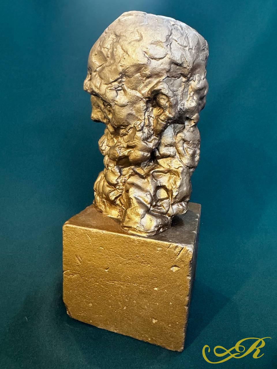  Статуэтка  ''Сагыш''.Работа автора Баки Урманче. Крашеный гипс(золото) 270*110*110