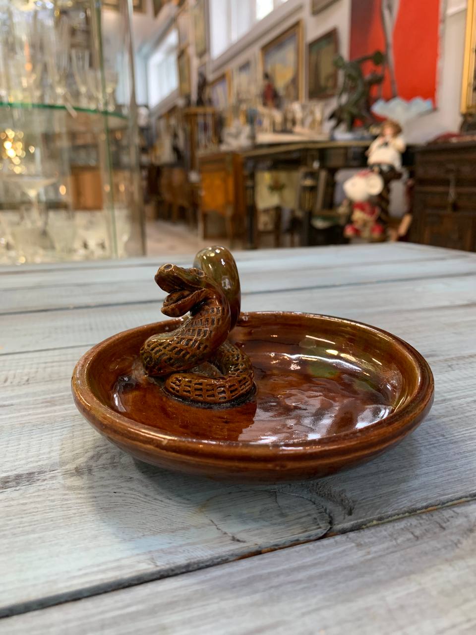 Керамическая пепельница с изображением змей