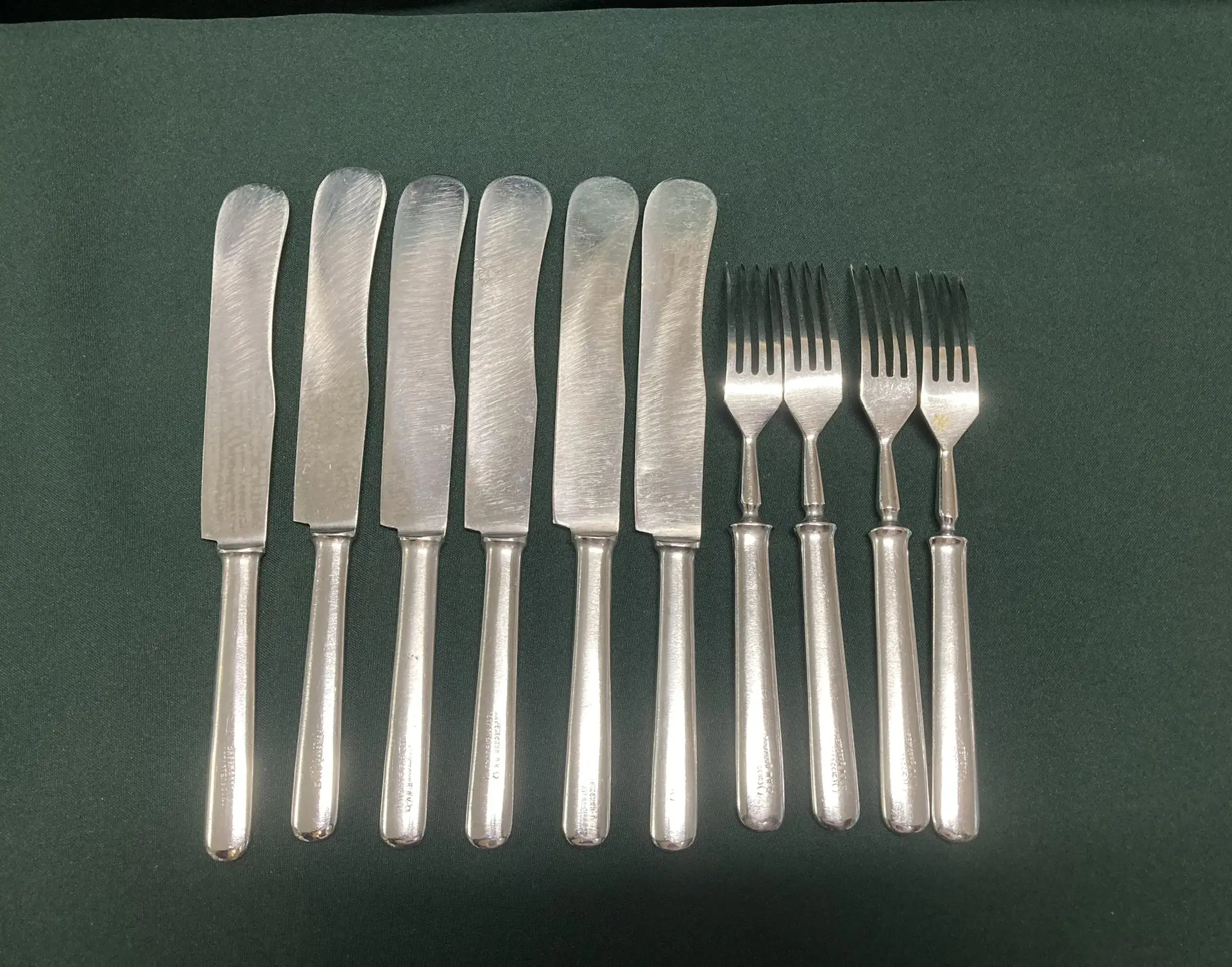 Набор :  6 ножей и 4 вилки. Нержавейка. Цена за 1 шт. Винтаж.СССР.