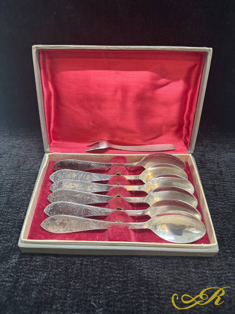  Набор чайных мельхиоровых ложек в родном футляре, СССР. 