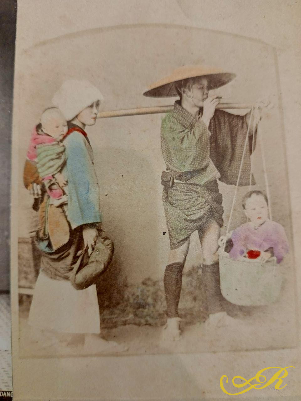   Историческая фотография, датируется 1870-1880 годами и запечатлела восхождение на Великую пирамиду Хеопса в Гизе. Ш-32. В-22,5 см. Зангаки