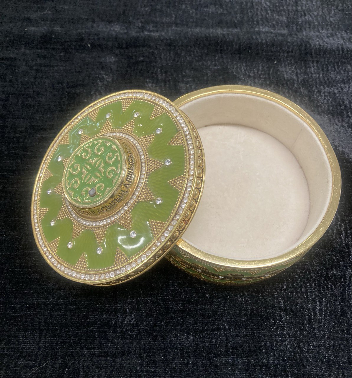 Шкатулка круглая, эмаль, стразы.  d 10 см.