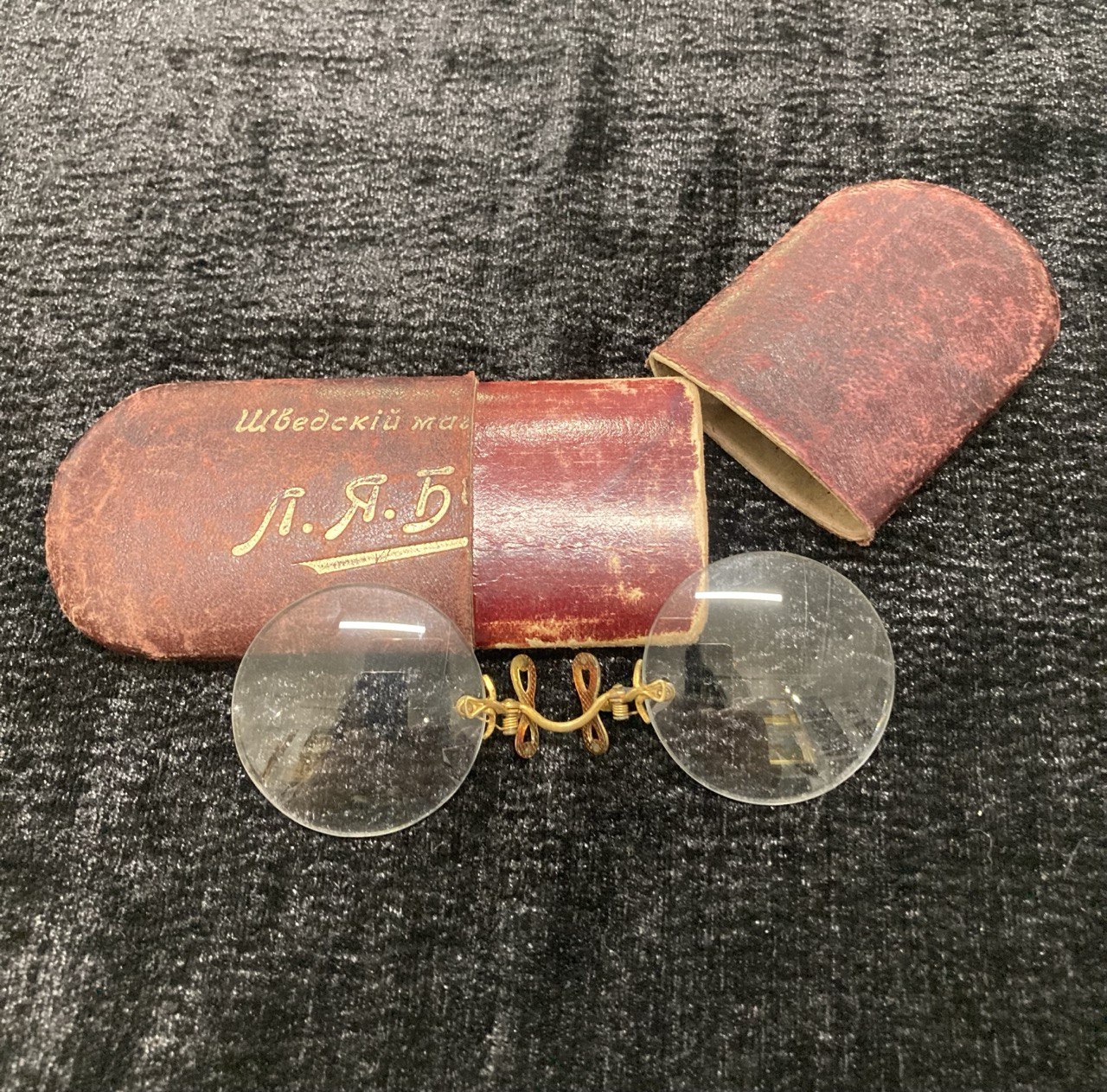 Пенсне в футляре. Начало ХХ в.