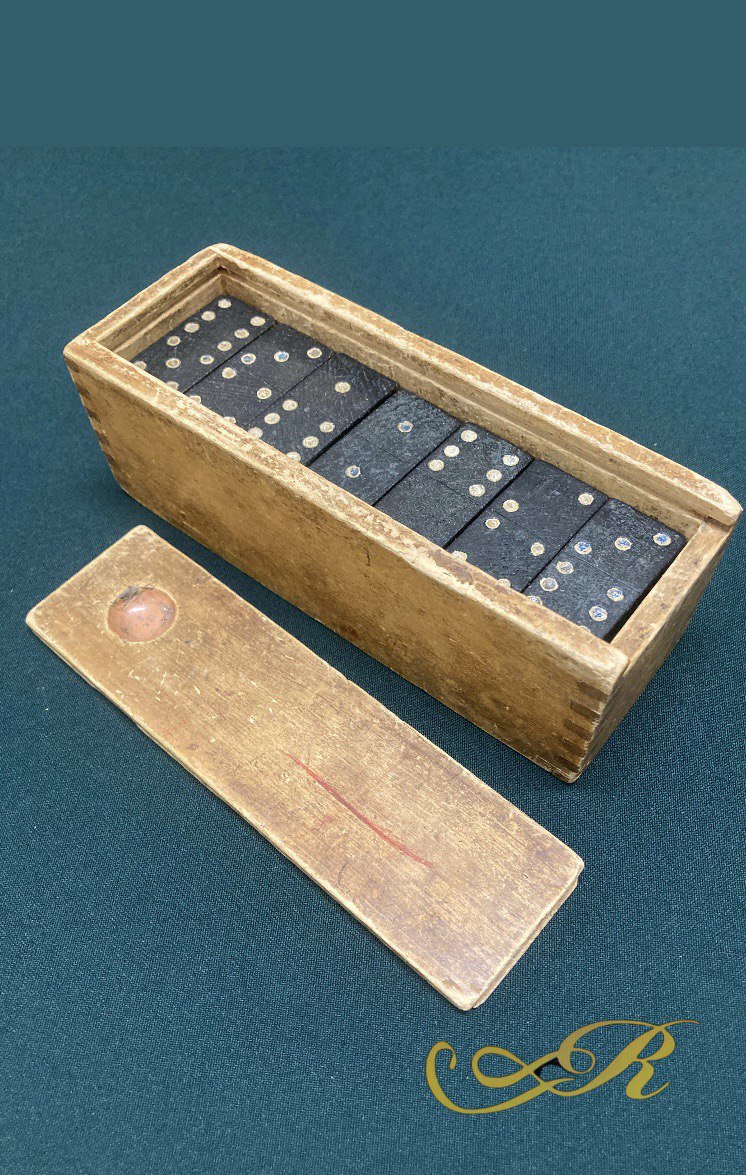Домино. В деревянном футляре. Костяшки выполнены из дерева. СССР.