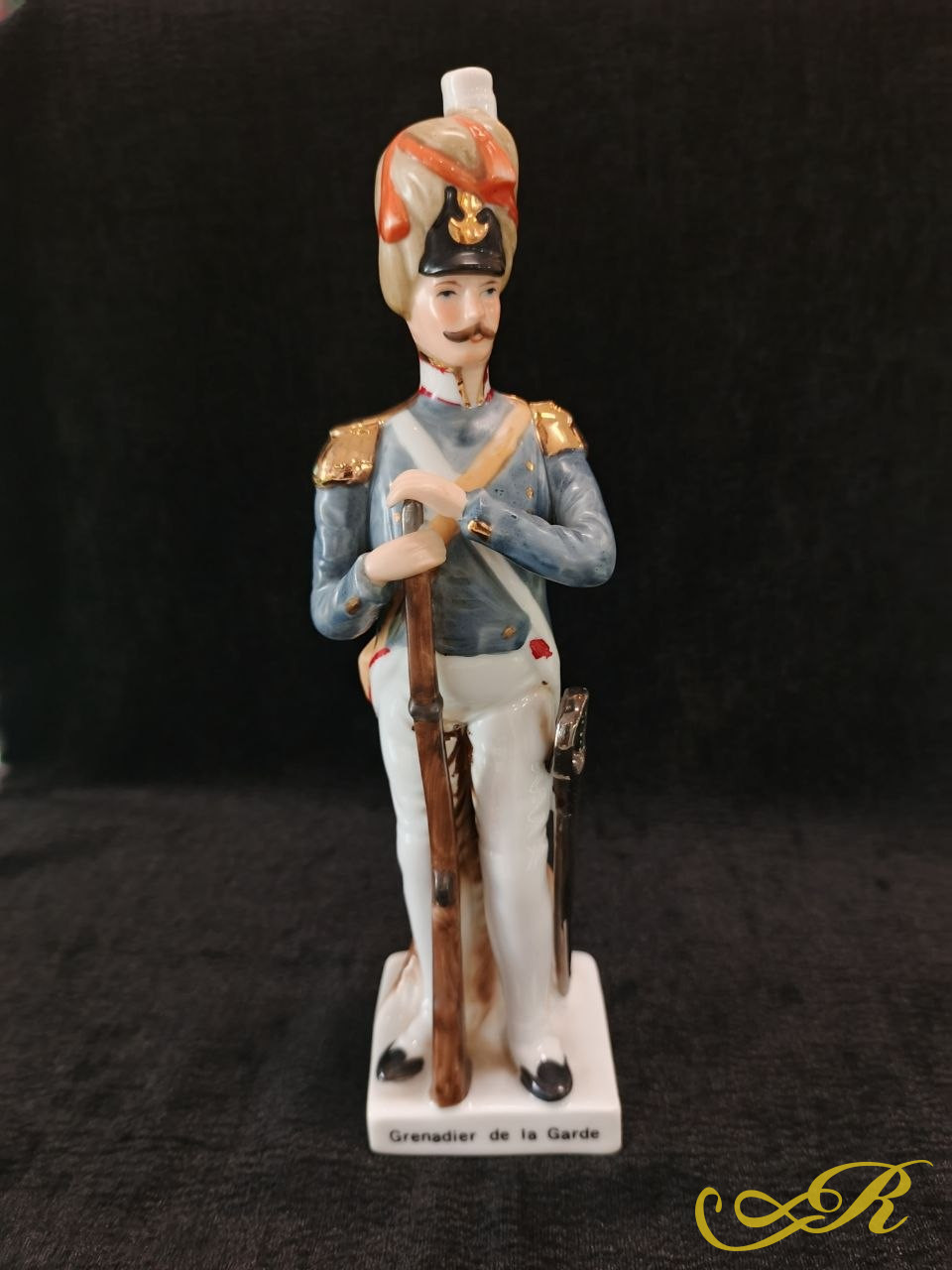 фарфоровая статуэтка "Гренадёр гвардии" (Grenadier de la Garde) из серии "Армия Наполеона", произведенная в Западной Европе. 1960–1970-х годах.  Фигурка выполнена из фарфора с ручной росписью и элементами золочения,  высота - 23 см.
