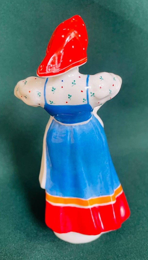 Фарфоровая статуэтка "Плясунья Крестьянка -руки в боки"