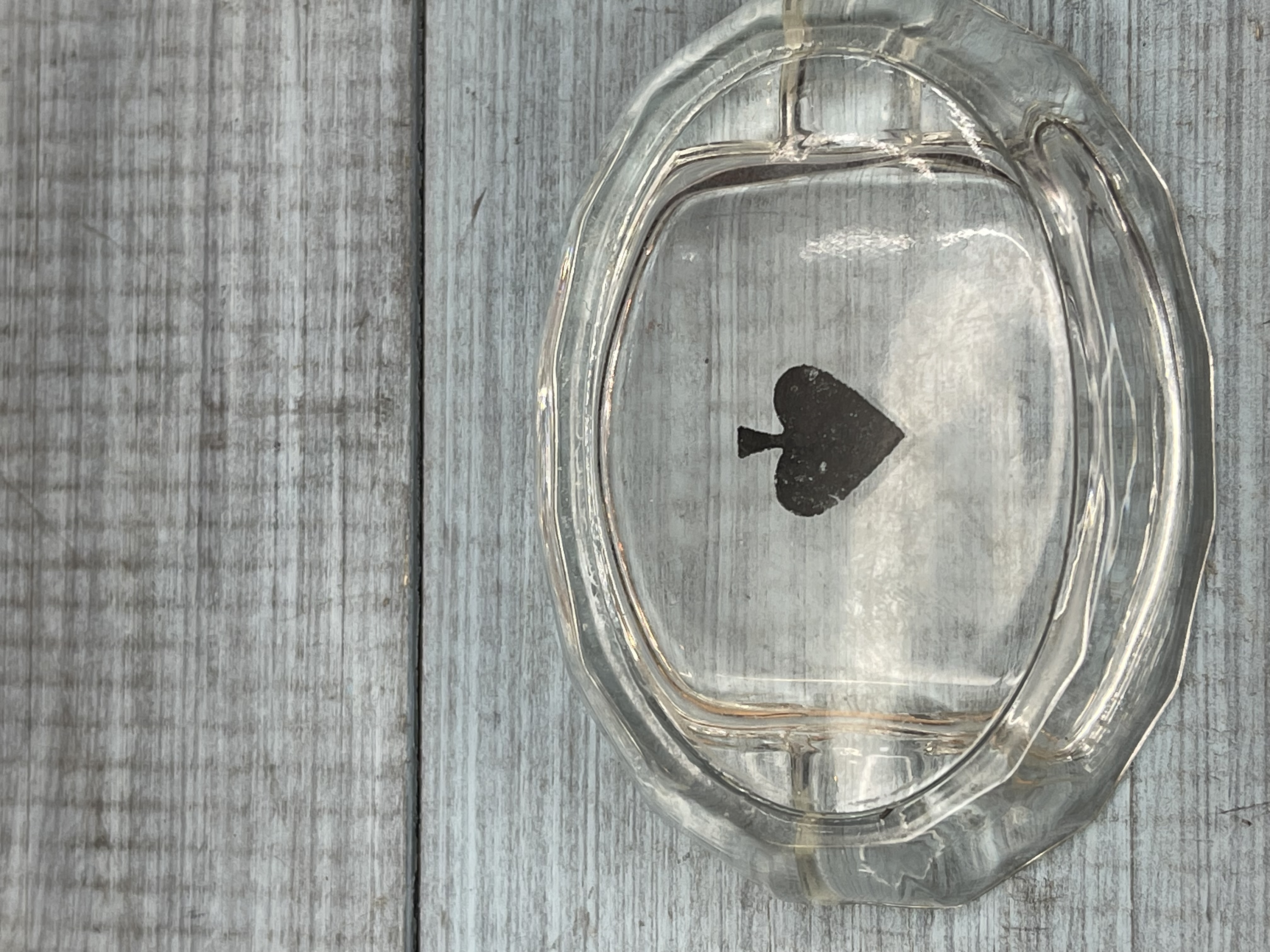 Старинная пепельница с изображением карточной масти "пики"