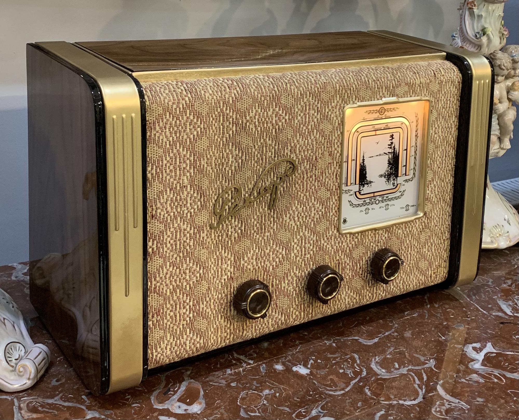 Радиоприемник ламповый 1953 год, Иркутский завод. Имеет встроенный Bluetooth.