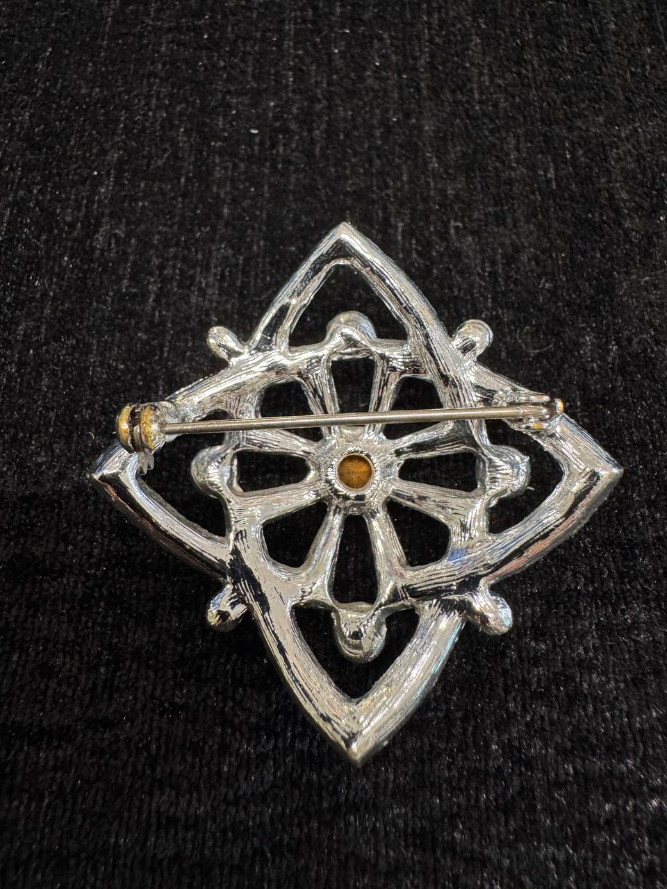 Брошка со  стразами. Бижутерия. 