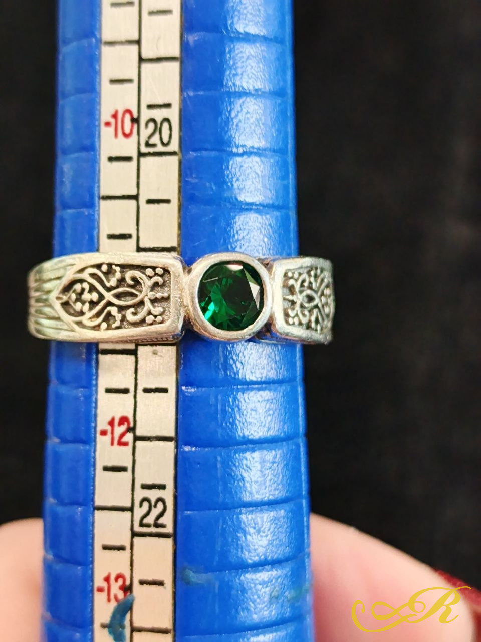  Серебряное кольцо 925 пробы с чернением и гидротермальным изумрудом. Рельефный византийский узор с технологией цельного литься. 7,06 гр. 