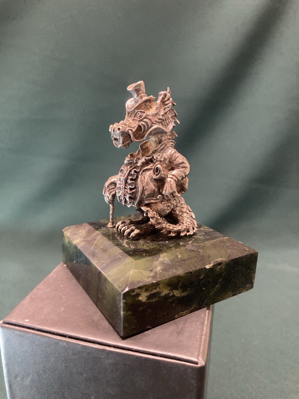 Сувенир «Дракон» серебро 925 пр. 63,14 гр. общ.вес 200 гр.