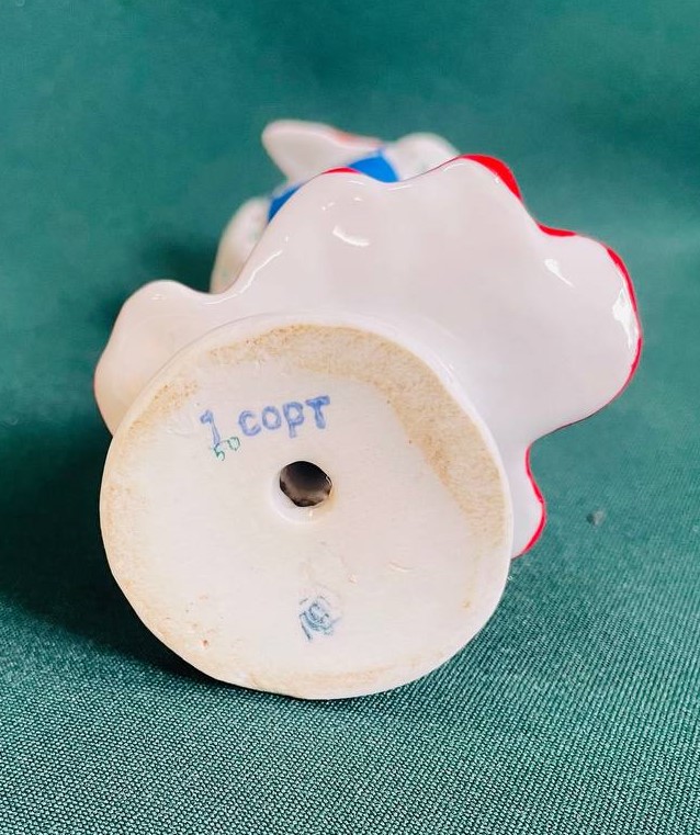 Фарфоровая статуэтка "Плясунья Крестьянка -руки в боки"