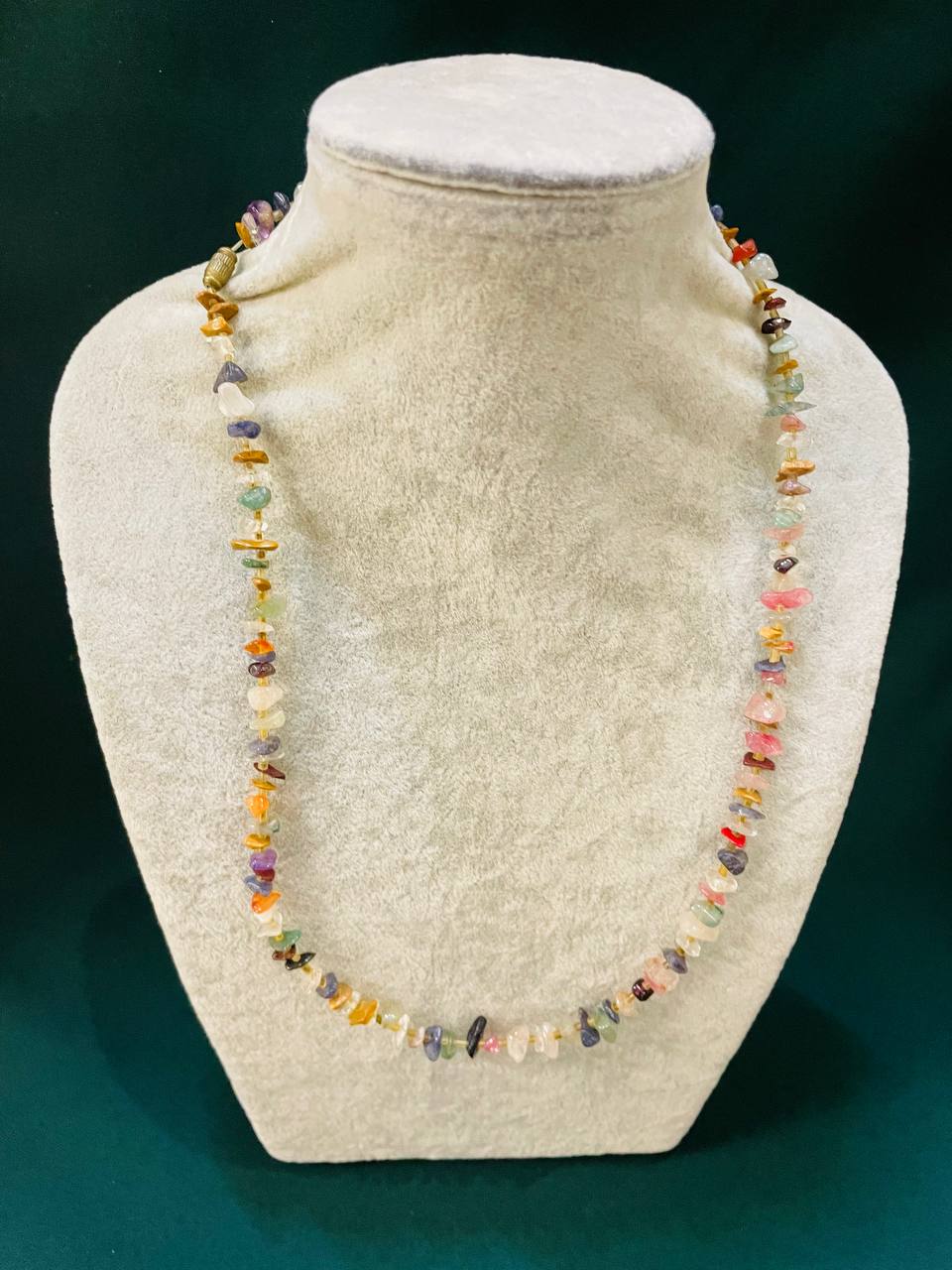 Бусы из разноцветных природных камней,