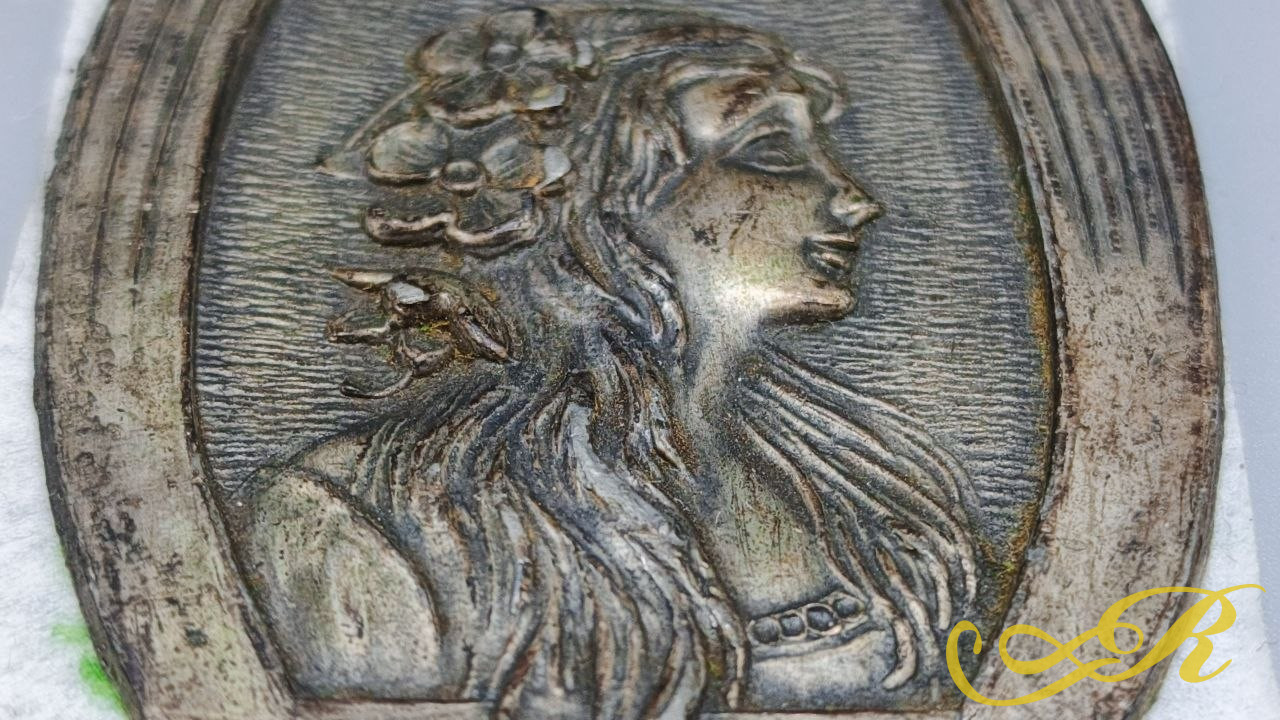 Антикварная металлическая накладка в характерном стиле  для периода модерн (ар-нуво) стиле конца XIX — начала XX века. Латунь. Серебрение. 17,3*6,7 см.
