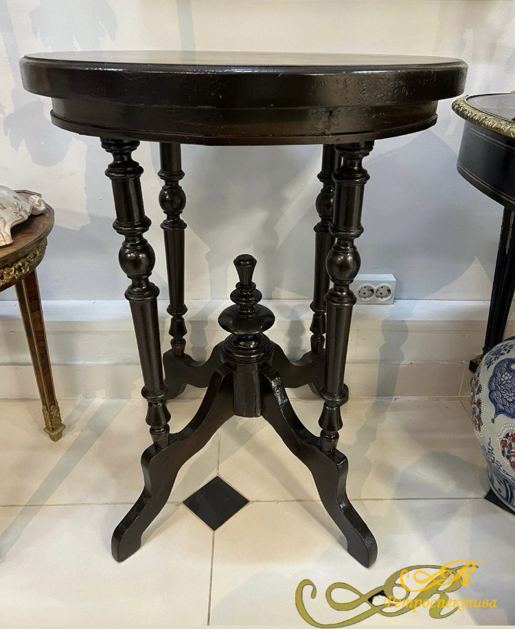 Стол круглый, деревянный.  Россия XIX - XX в.