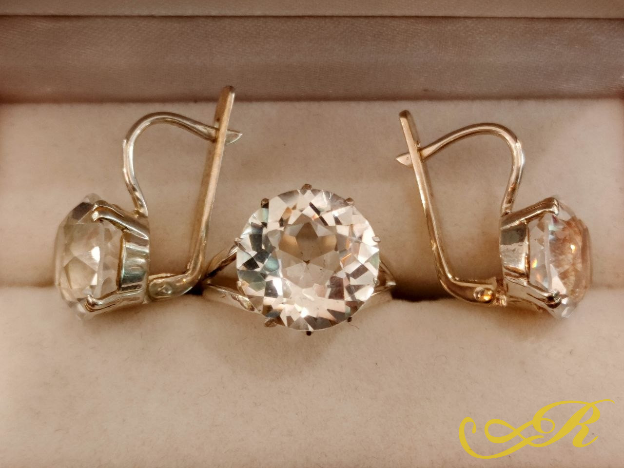  Серебряный комплект. Серьги, кольцо. Авторская работа. Серебро, кварц-хрусталь. Кольцо 18 размер.серьги В-2,4 см. Ш-камня 1,3 см. Вес-10,11 гр.