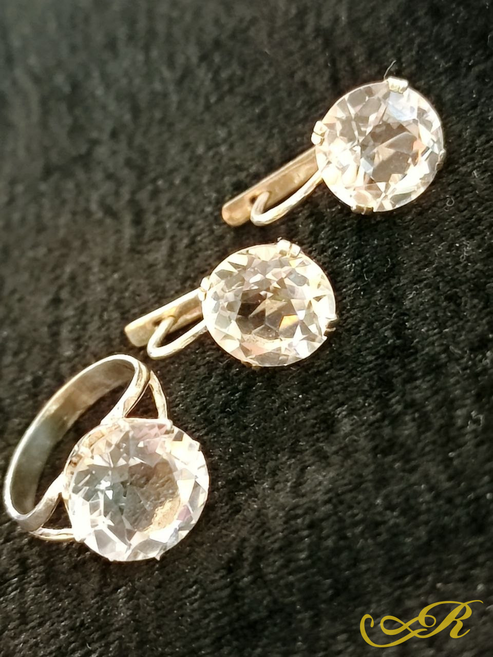  Серебряный комплект. Серьги, кольцо. Авторская работа. Серебро, кварц-хрусталь. Кольцо 18 размер.серьги В-2,4 см. Ш-камня 1,3 см. Вес-10,11 гр.