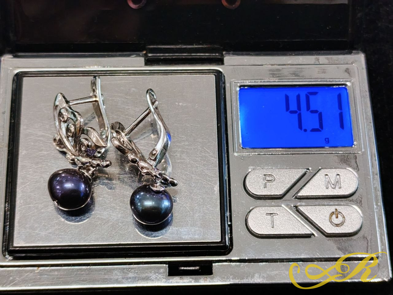 Изящные серьги-бабочки с подвесным темным жемчугом. Серебро 925 робы. Длина 3 см. Вес-4.51 гр. 