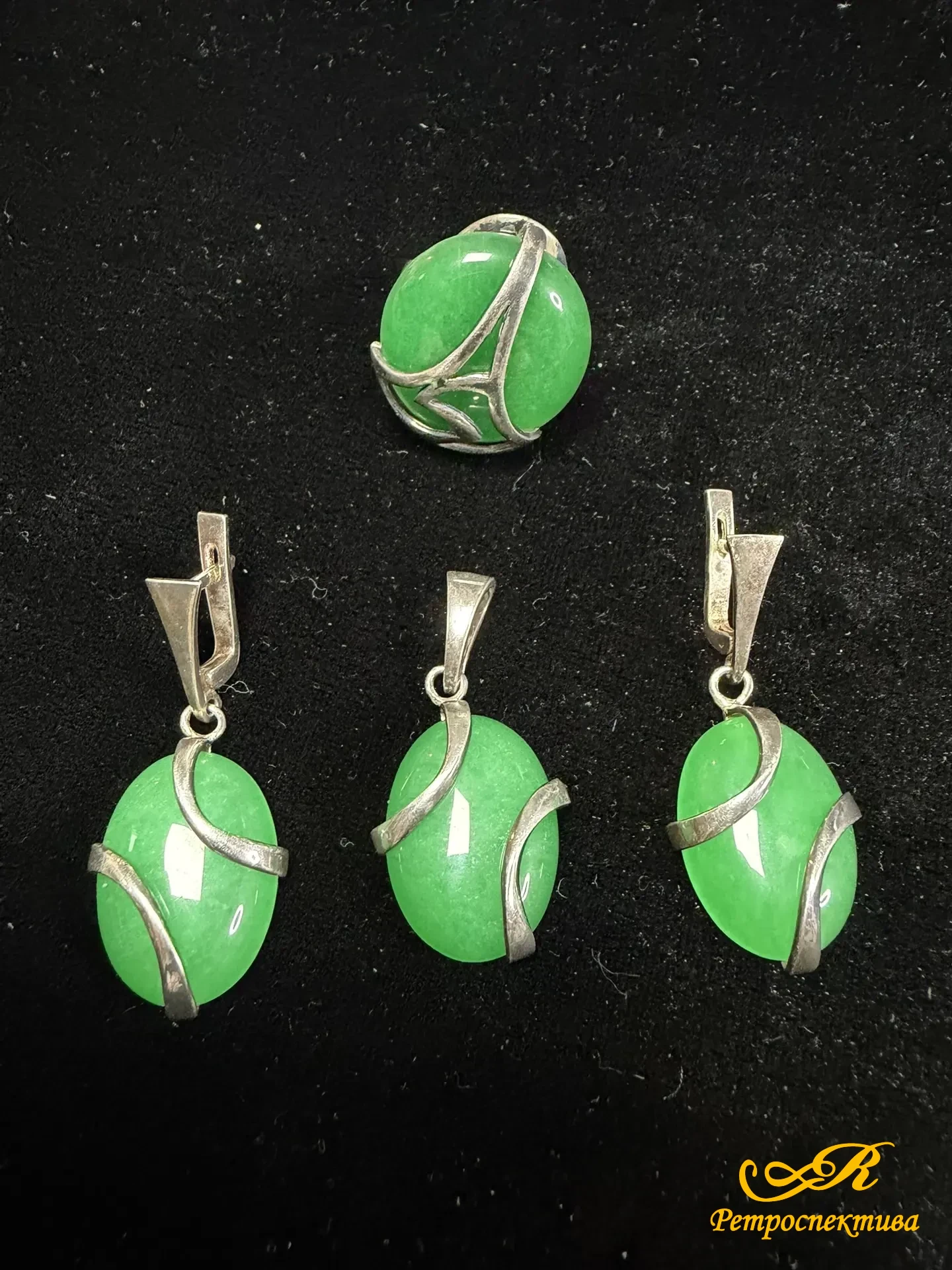 Серебряный комплект с агатами. Кольцо, серьги , кулон. 925 пр. Вес изделия 36, 42 гр.