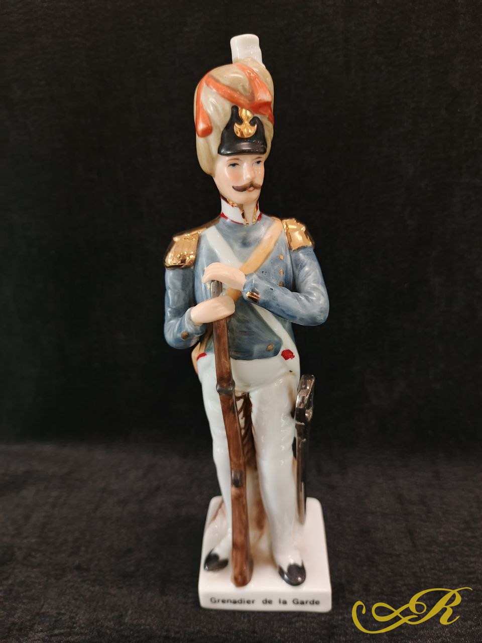  фарфоровая статуэтка "Гренадёр гвардии" (Grenadier de la Garde) из серии "Армия Наполеона", произведенная в Западной Европе. 1960–1970-х годах.  Фигурка выполнена из фарфора с ручной росписью и элементами золочения,  высота - 23 см.
