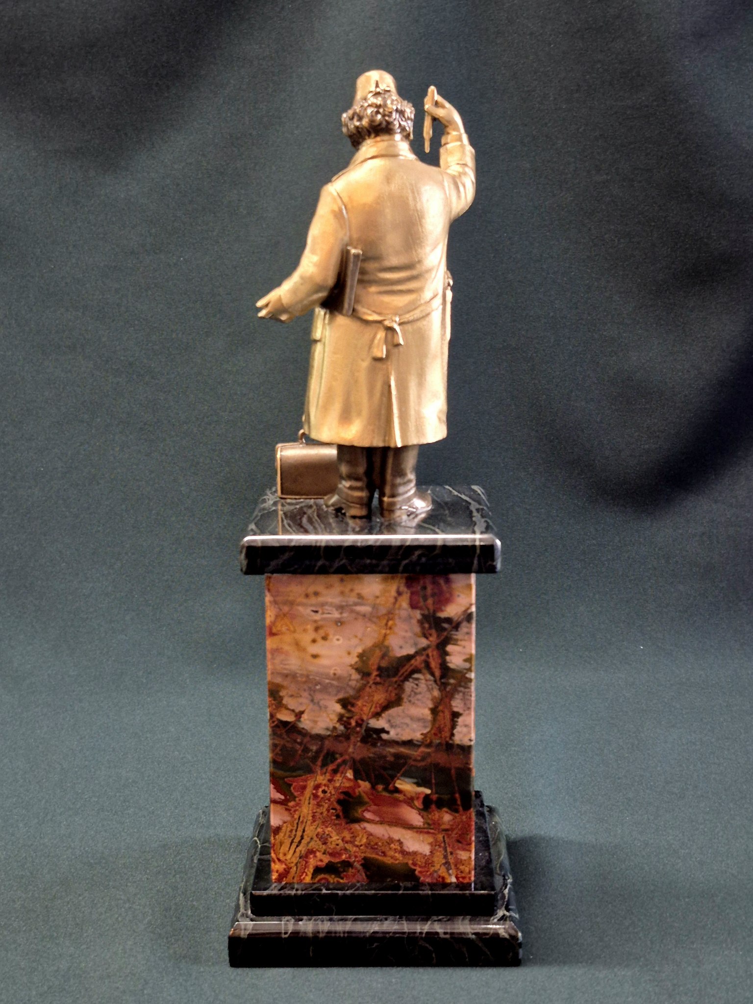 Скульптура "Доктор". Бронза