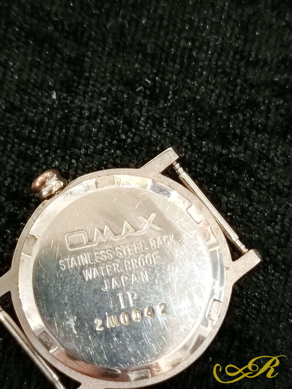  Часы винтажные, кварцевые Omax с белым циферблатом и металлическим корпусом.Минеральное стекло, задняя крышка из нержавеющей стали. Япония. 2,5 см.