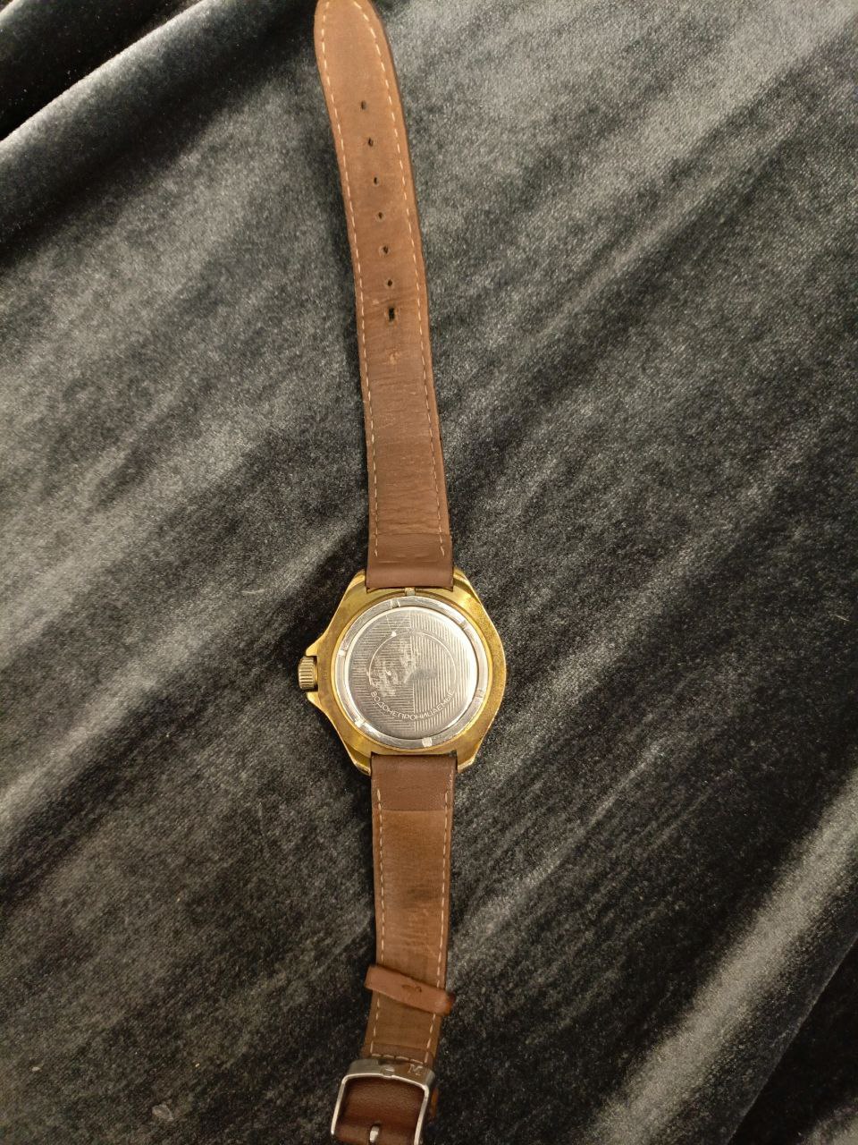 Часы наручные «Восток» водонепроницаемые. Браслет кожаный. Рабочие.