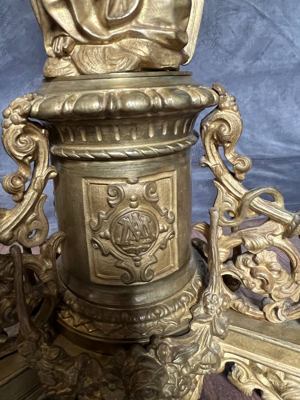 Часы каминные с канделябрами в стиле ампир. Франция. Бронза, золочение.