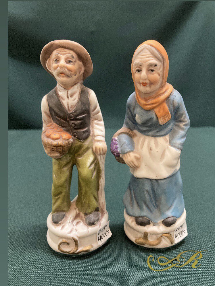 Парные статуэтки «Дед и бабушка с корзинками»: фарфор, бисквит, высота 11 и 11,5 см
