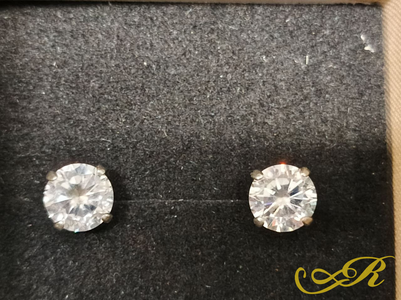 Серьги, гвоздики. Винтовая застежка. Серебро 925 пр. Длина -1,5 см. Камень - 6 мм.