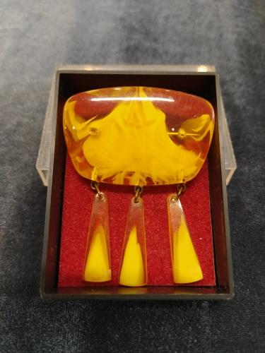 Брошь из плавленного янтаря