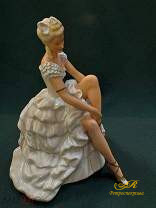 Фарфоровая статуэтка "Балерина поправляет пуанты." Германия. Schaubach Kunst. Шайбах Кунст.