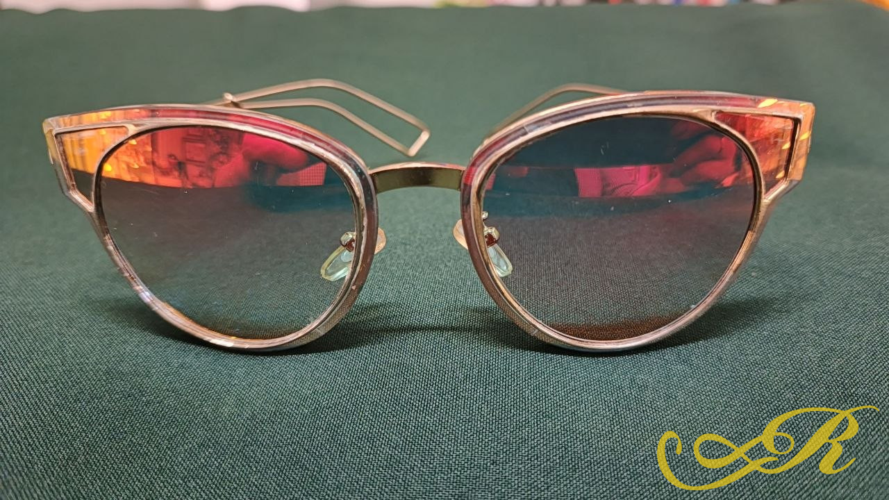    Винтажные дизайнерские очки бренда Christian Dior с характерным логотипом «CD» на золотистом шарнире и красным заушником. 