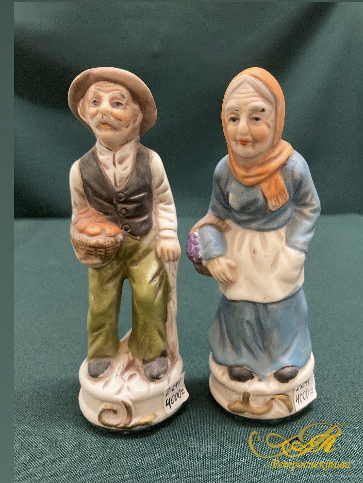 Парные статуэтки «Дед и бабушка с корзинками»: фарфор, бисквит, высота 11 и 11,5 см