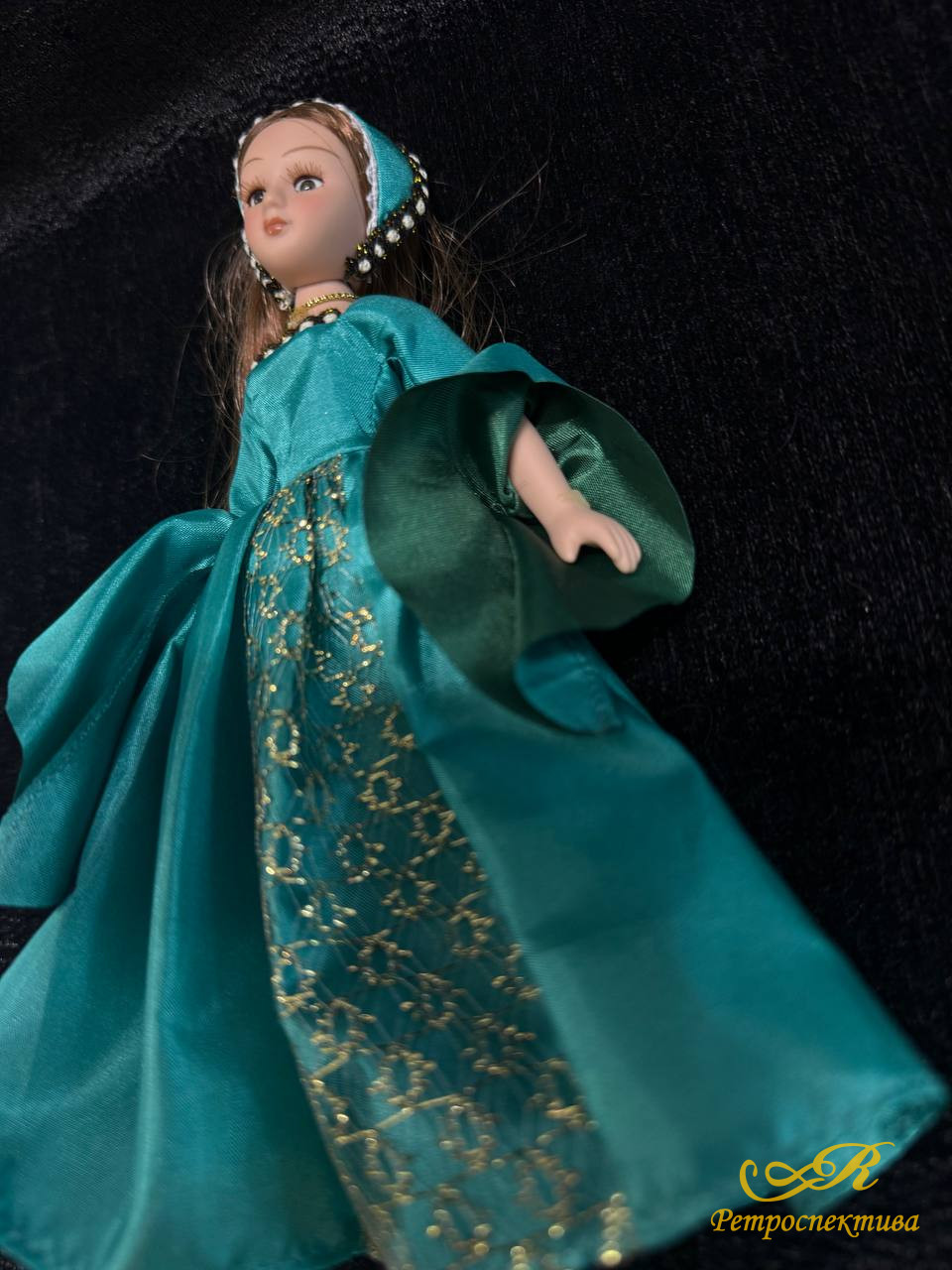 Фарфоровая интерьерная кукла в историческом костюме, 3 штуки