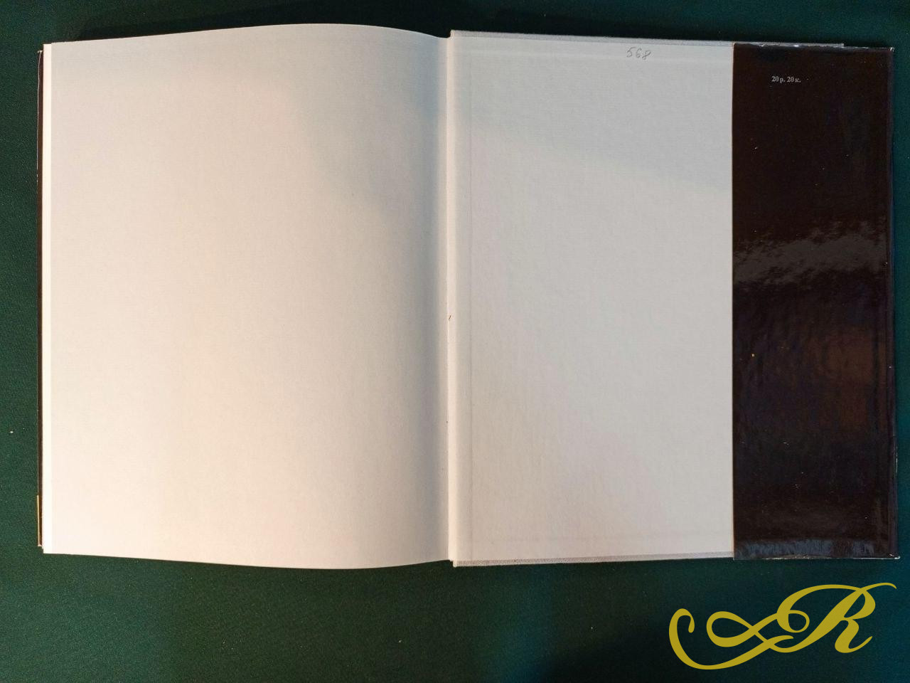  книга посвященная истории русского ювелирного искусства. Это специализированное издание или каталог, освещающий изделия из драгоценных металлов.  Русское художественное серебро. 