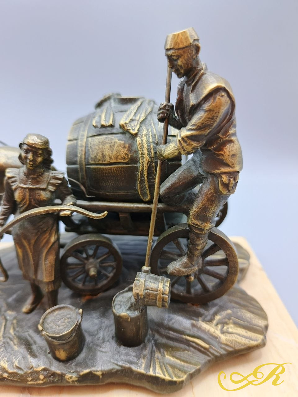  Скульптурная  композиция “Казанский водовоз" в миниатюре. Авт.Асия Миннуллина. Материал: бронза, мрамор. Высота 16 см., длина 22,5 см, ширина 14,5 см