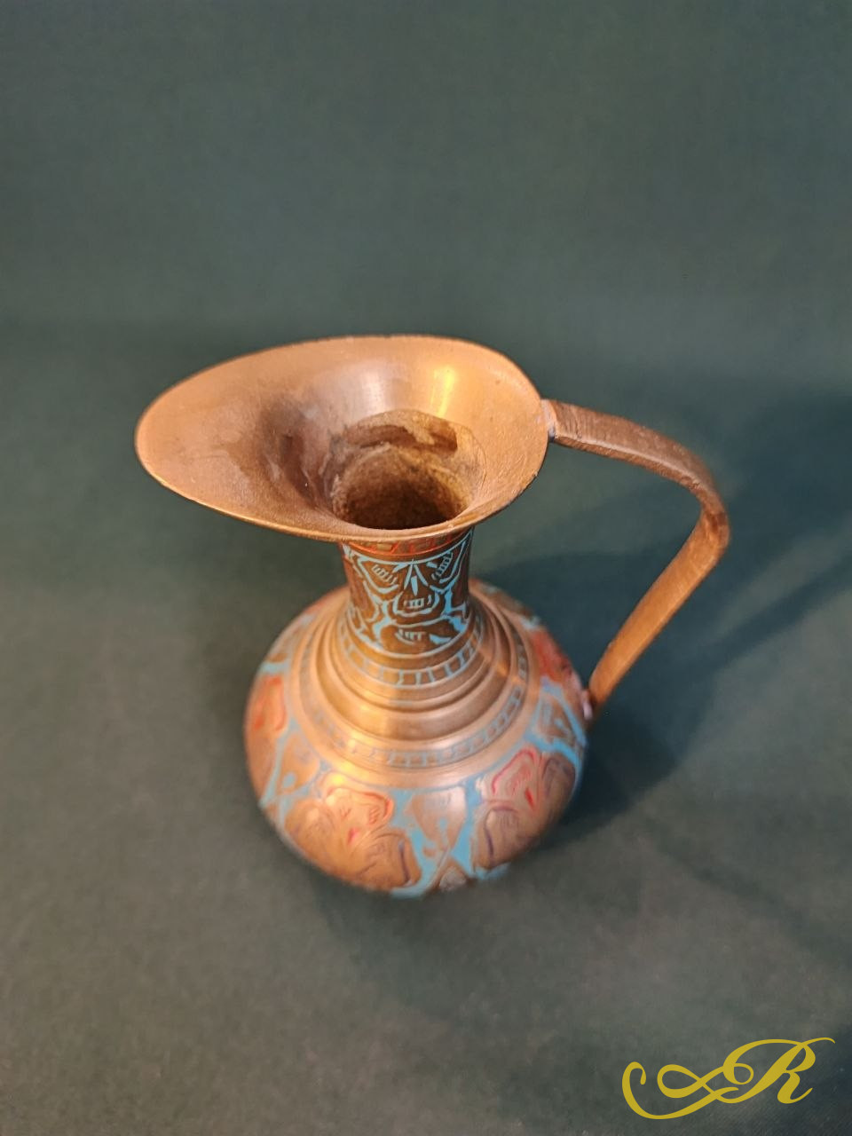 кувшин из индийской латуни, с гравировкой и росписью цветными эмалями или красками. 