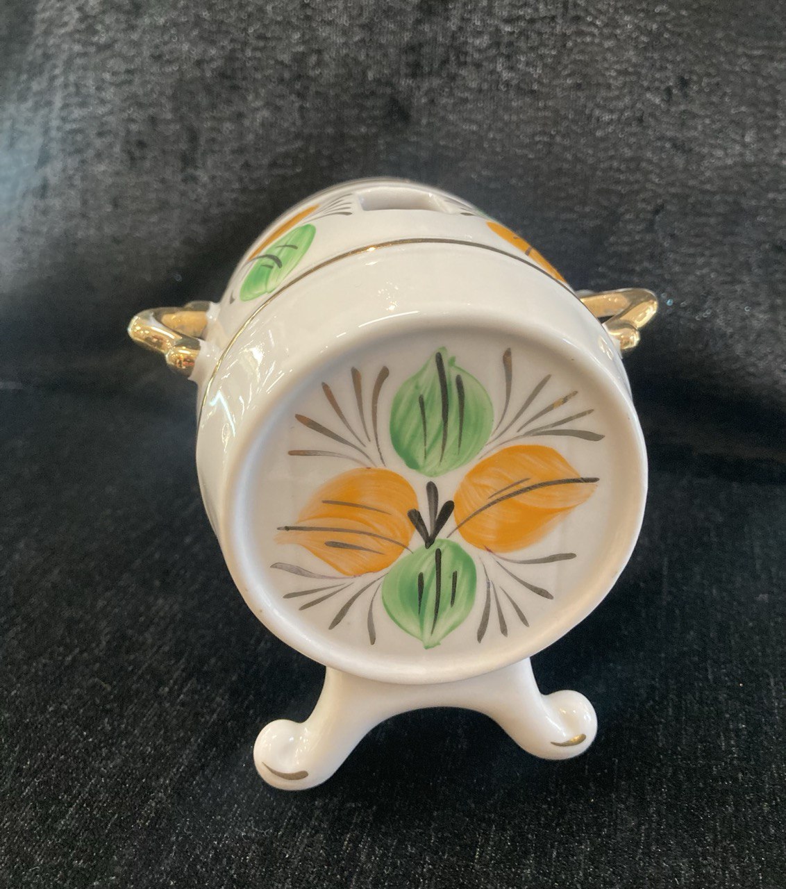 Фарфоровая бочка для напитков.