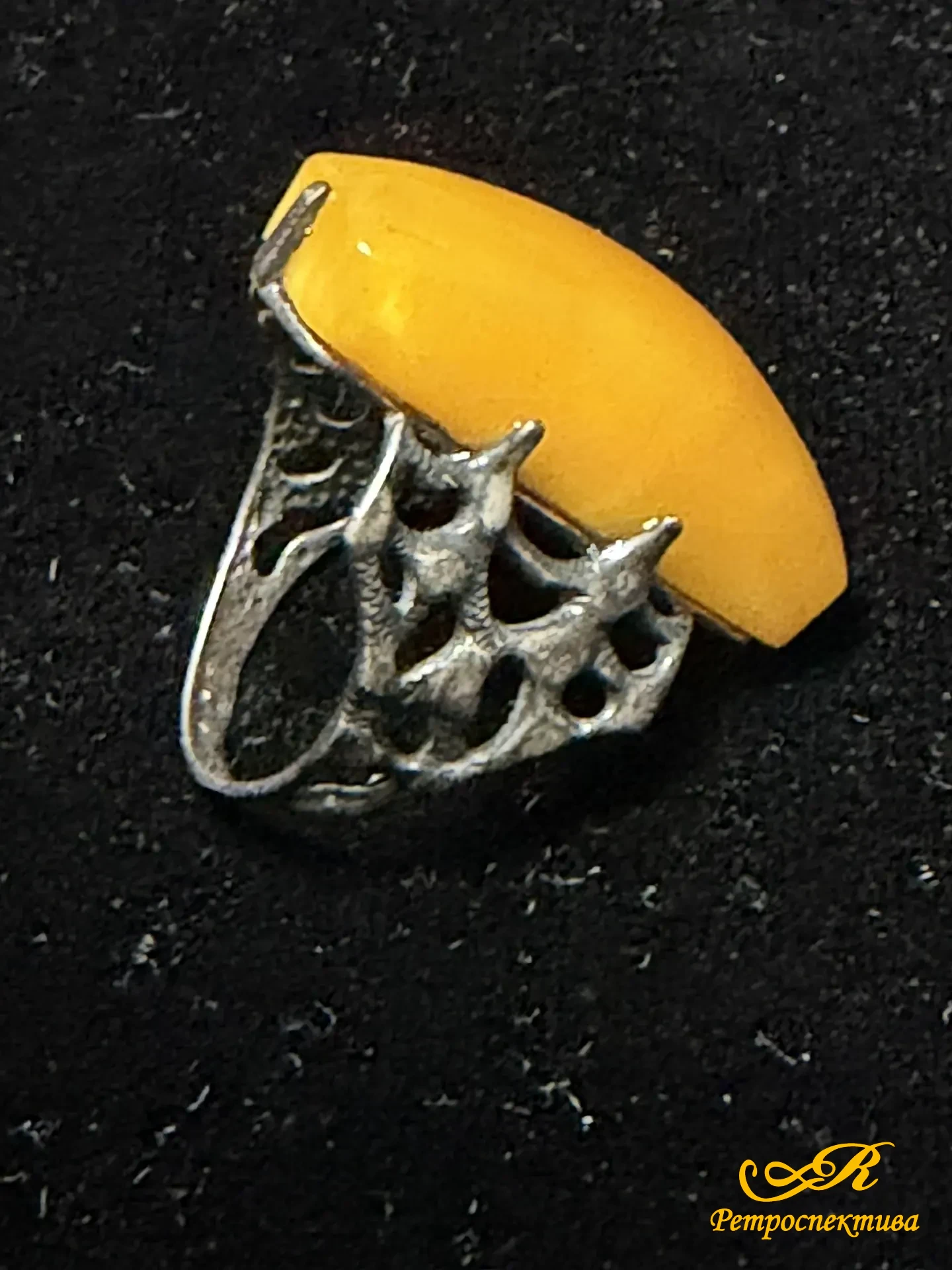 Серебряное кольцо с натуральным янтарем. СССР. 875 пр. 5 гр.