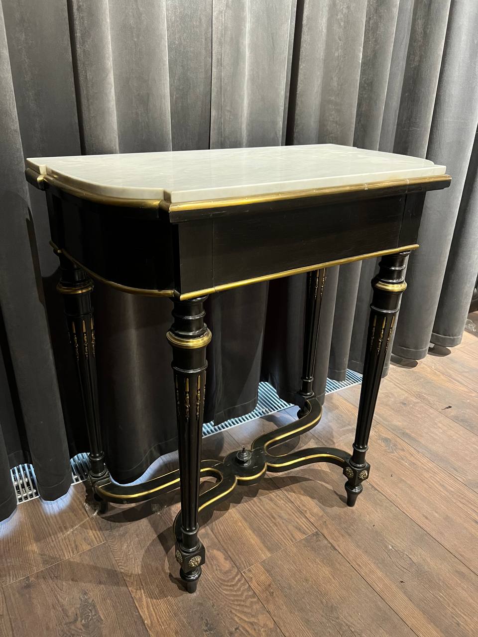 Стол-консоль, пристенный.  Приблизительный возраст: конец 19, начало 20 века. Материал:дерево,бронза, мрамор. Размеры 92*81*45 см.