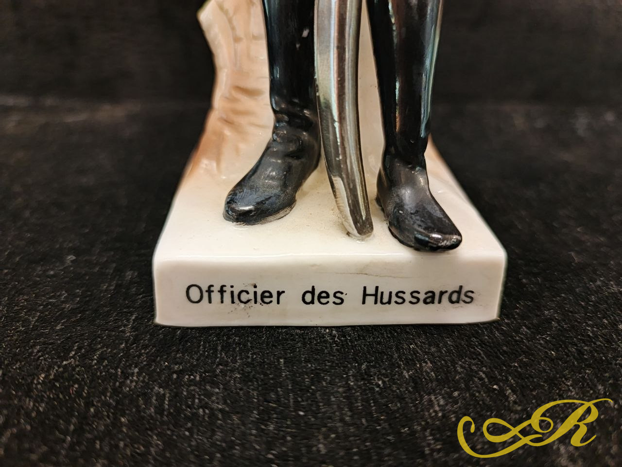  Фарфоровая статуэтка гусар наполеоновской армии в я рком мундире. "Officier des Hussards".Германия. Фарфор, ручная роспись позолотой.1960-1980 гг. Высота 23 см. 