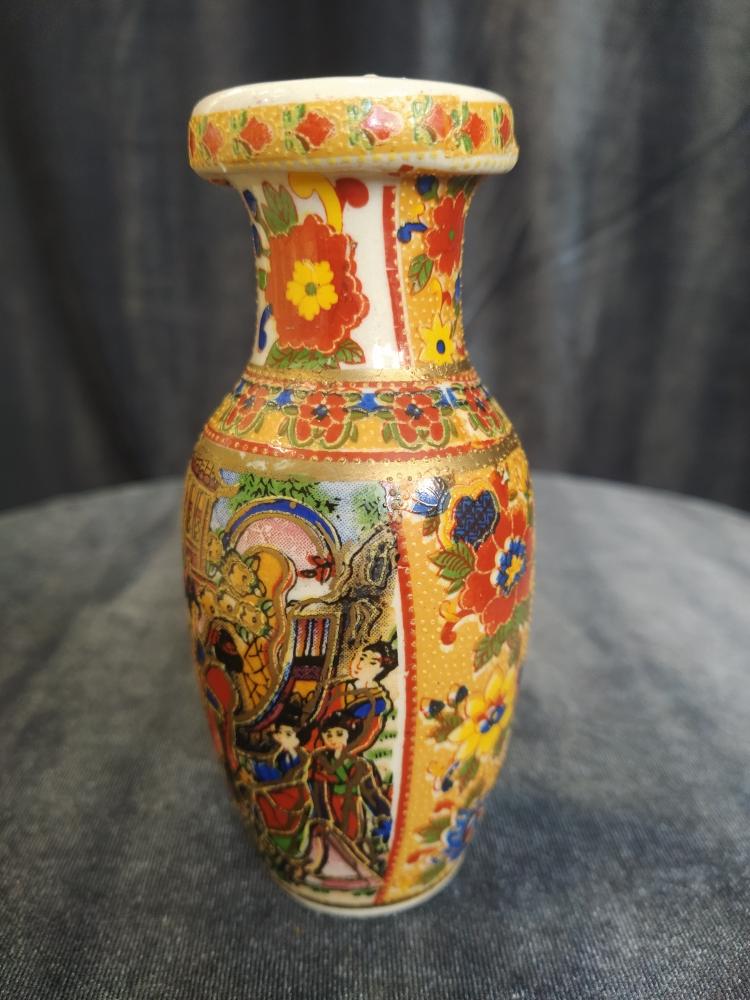 Фарфоровая вазочка в восточном стиле. Высота 11см.